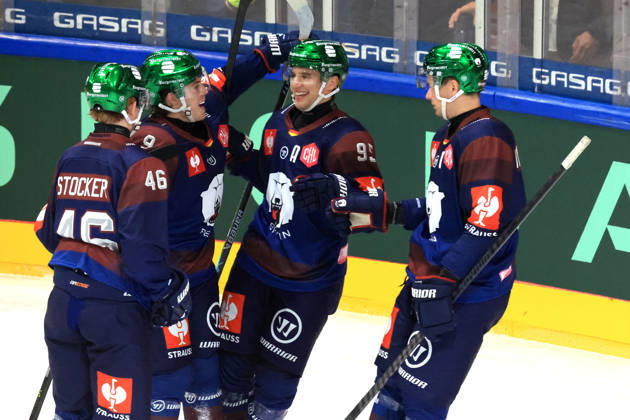 14.10.2026, DEU, GER, Eishockey, Champions League, Saison 2026 27, Berlin, Eisbaeren Berlin vs. Klagenfurther AC 2:0 durch Ty Ronning ( Eisbaeren Berlin 9 ), Eisbaeren-Spielerkreis, Jubel, jubelt, Freude, Glueck, gluecklich, positive Emotionen, nordphoto GmbH Engler Stadt Wellblechpalast Bundesland Land Copyright: xNordphotox xEnglerx