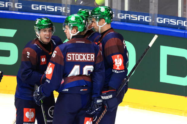 14.10.2026, DEU, GER, Eishockey, Champions League, Saison 2026 27, Berlin, Eisbaeren Berlin vs. Klagenfurther AC 2:0 durch Ty Ronning ( Eisbaeren Berlin 9 ), Eisbaeren-Spielerkreis, Jubel, jubelt, Freude, Glueck, gluecklich, positive Emotionen, nordphoto GmbH Engler Stadt Wellblechpalast Bundesland Land Copyright: xNordphotox xEnglerx