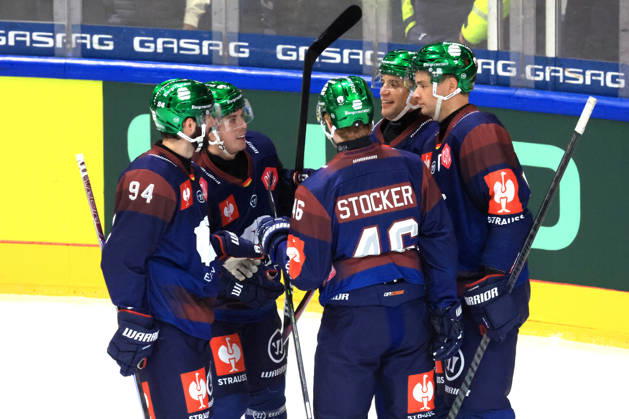 14.10.2026, DEU, GER, Eishockey, Champions League, Saison 2026 27, Berlin, Eisbaeren Berlin vs. Klagenfurther AC 2:0 durch Ty Ronning ( Eisbaeren Berlin 9 ), Eisbaeren-Spielerkreis, Jubel, jubelt, Freude, Glueck, gluecklich, positive Emotionen, nordphoto GmbH Engler Stadt Wellblechpalast Bundesland Land Copyright: xNordphotox xEnglerx