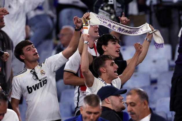 SOCCER - UEFA Champions League - AS Roma vs. Real Madrid Photo by IPA ABACAPRESS.COM89686140 - Rome, Italy — October 14, 2026: A Real Madrid fan in the stands holding a Mourinho banner and Lazio flags during the 2026–2027 UEFA Champions League soccer match between AS Roma and Real Madrid CF at the Olympic Stadium in Rome. Rome Italy Copyright: xIPAxSport ABACAx