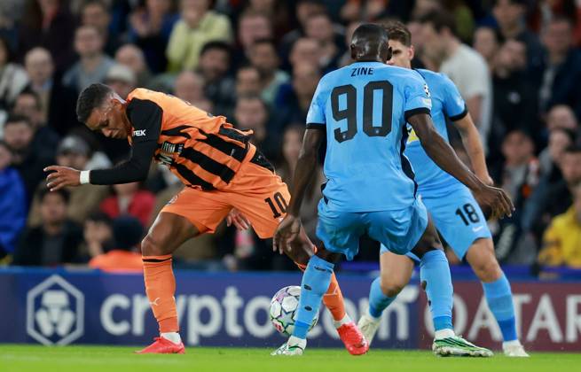 Pedrinho of Shakhtar Donetsk in action against Antonio Zini (centre) and Razvan Marin of AEK Athens Shakhtar Donetsk v AEK, UEFA Champions League, Football, Stamford Bridge, London, UK - 14 Oct 2026London Stamford Bridge United Kingdom  Copyright: xGeorgexTewkesbury Shutterstockx 17215606bf