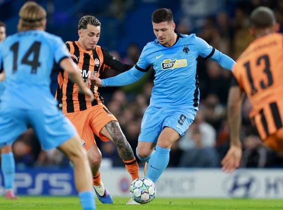 Luka Jovic of AEK Athens in action against Marlon Gomes of Shakhtar Donetsk Shakhtar Donetsk v AEK, UEFA Champions League, Football, Stamford Bridge, London, UK - 14 Oct 2026London Stamford Bridge United Kingdom  Copyright: xGeorgexTewkesbury Shutterstockx 17215606bd