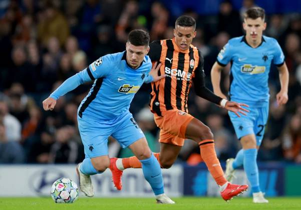 Luka Jovic of AEK Athens in action against Pedrinho of Shakhtar Donetsk Shakhtar Donetsk v AEK, UEFA Champions League, Football, Stamford Bridge, London, UK - 14 Oct 2026London Stamford Bridge United Kingdom  Copyright: xGeorgexTewkesbury Shutterstockx 17215606be