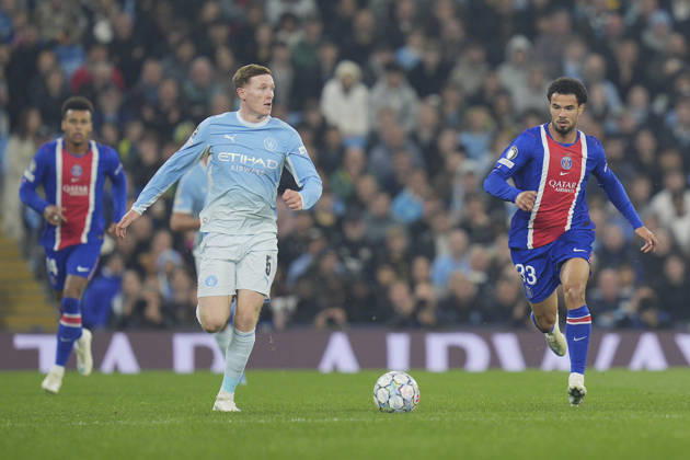 Manchester City v Paris Saint-Germain, UEFA Champions League Elliot Anderson of Manchester City makes a break under pressure from Warren Zaïre-Emery of Paris Saint-Germain during Manchester City v Paris Saint-Germain UEFA Champions League matchday 2 at the Etihad Stadium, Manchester, England on 14 October 2026 Credit: Steve Flynn Every Second Media Editorial use only. All images are copyright Every Second Media Limited. No images may be reproduced without prior permission. Copyright: xIMAGO EveryxSecondxMediax ESM-2217-0028 StevexFlynnx xEveryxSecondxMediax