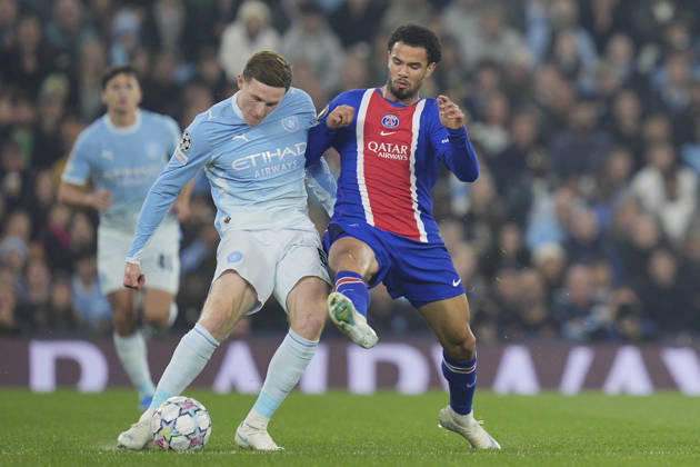 Manchester City v Paris Saint-Germain, UEFA Champions League Elliot Anderson of Manchester City passes the ball under pressure from Warren Zaïre-Emery of Paris Saint-Germain during Manchester City v Paris Saint-Germain UEFA Champions League matchday 2 at the Etihad Stadium, Manchester, England on 14 October 2026 Credit: Steve Flynn Every Second Media Editorial use only. All images are copyright Every Second Media Limited. No images may be reproduced without prior permission. Copyright: xIMAGO EveryxSecondxMediax ESM-2217-0029 StevexFlynnx xEveryxSecondxMediax