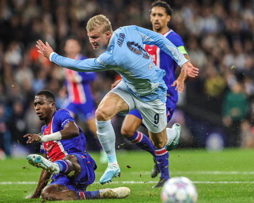 UEFA Champions League Matchday 2 of 8 Manchester City v Paris Saint-Germain Erling Haaland of Manchester City is slide tackled by William Pacho of Paris Saint-Germain during the UEFA Champions League Matchday 2 of 8 match Manchester City vs Paris Saint-Germain at City of Manchester Stadium, Manchester, United Kingdom on 14 October 2026 (Photo by Mark Cosgrove News Images) Manchester City of Manchester Stadium Greater Manchester United, ManU Kingdom Copyright: xMarkxCosgrove NewsxImagesx