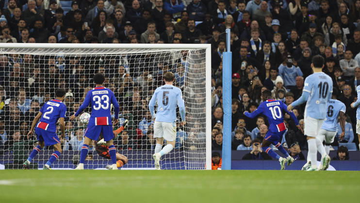Manchester City v Paris, UEFA Champions League, League Stage 14.10.26 Manchester City v Paris, UEFA Champions League, League Stage Bradley Ormesher The Times Ousmane Dembélé of PSG scoring his teams 2nd goal  Copyright: xBradleyxOrmesherx NINTCHDBPICT001115701311