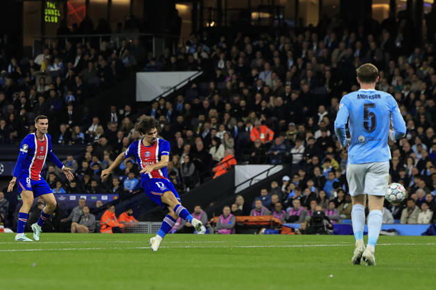 Manchester City v Paris Saint-Germain, Champions League GOAL. Vitinha (17) of Paris Saint-Germain scores to make it 0-3 during the Champions League match between Manchester City and Paris Saint-Germain at the Etihad Stadium, Manchester, UK on 14 October 2026. Manchester Etihad Stadium Manchester UK Editorial use only , Copyright: xConorxMolloyx PSI-25002-0026