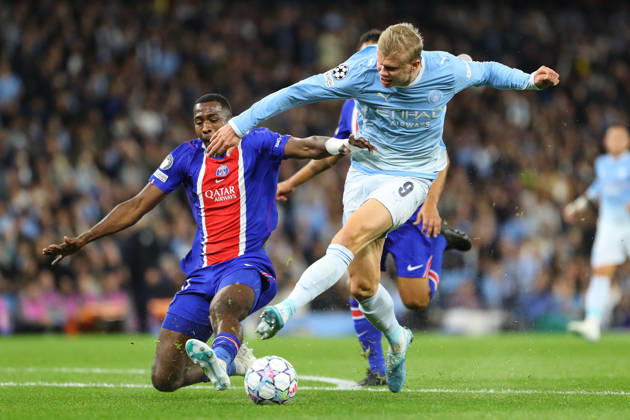 Manchester City v Paris Saint Germain - UEFA Champions League MANCHESTER, ENGLAND, OCTOBER 14: Willian Pacho of Paris Saint-Germain (L) tackles Erling Haaland of Manchester City (R) during the UEFA Champions League football match between Manchester City and Paris Saint Germain at the Etihad Stadium in Manchester, England. (Photo by Zach Forster PS Newz) ManchesterUnited Kingdom  Copyright: xZachxForster PSxNewzx