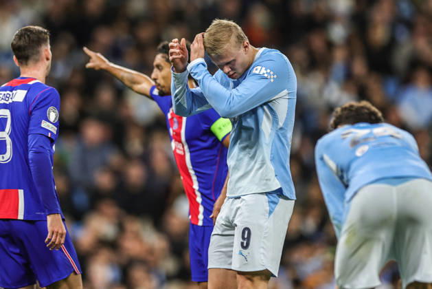 UEFA Champions League Matchday 2 of 8 Manchester City v Paris Saint-Germain Erling Haaland of Manchester City brushes his hair as he prepares for a corner during the UEFA Champions League Matchday 2 of 8 match Manchester City vs Paris Saint-Germain at City of Manchester Stadium, Manchester, United Kingdom on 14 October 2026 (Photo by Mark Cosgrove News Images) Manchester City of Manchester Stadium Greater Manchester United, ManU Kingdom Copyright: xMarkxCosgrove NewsxImagesx