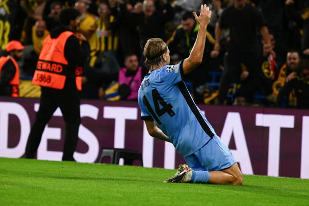 LONDON, ENGLAND - OCTOBER 14: Lovro Majer of AEK Athens celebrates scoring the opening goal with his team mates during the UEFA Champions League 2026 27 League Phase MD2 match between FC Shakhtar Donetsk and AEK Athens at Stamford Bridge on October 14, 2026 in London, England. (Photo by Yaroslav Dunka Sports Press Photo) Copyright: xYaroslavxDunkax xSPPx Sportspressphoto_SPR255832