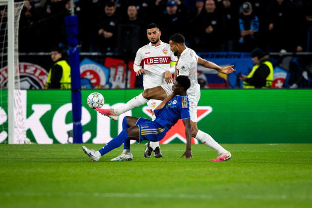 14.10.2026: Champions League, 2. Spieltag, Å K Slovan Bratislava vs. VfB Stuttgart im Å tadion TehelnÃ pole NarodnÃ½ futbalovÃ½ Å¡tadion Josha Vagnoman (VfB) im Zweikampf mit Suleiman Camara (Slovan) und spielt den Ball WICHTIGER HINWEIS: Gemäß den Vorgaben des DFB und der DFL ist es untersagt, in dem Stadion und oder vom Spiel angefertigte Fotoaufnahmen in Form von Sequenzbildern und oder videoähnlichen Fotostrecken zu verwerten bzw. verwerten zu lassen. Copyright: xJordyxFourgonx