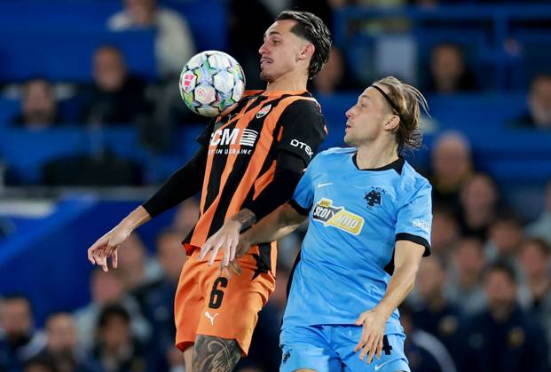 Lovro Majer of AEK Athens in action against Marlon Gomes of Shakhtar Donetsk Shakhtar Donetsk v AEK, UEFA Champions League, Football, Stamford Bridge, London, UK - 14 Oct 2026London Stamford Bridge United Kingdom  Copyright: xGeorgexTewkesbury Shutterstockx 17215606bw