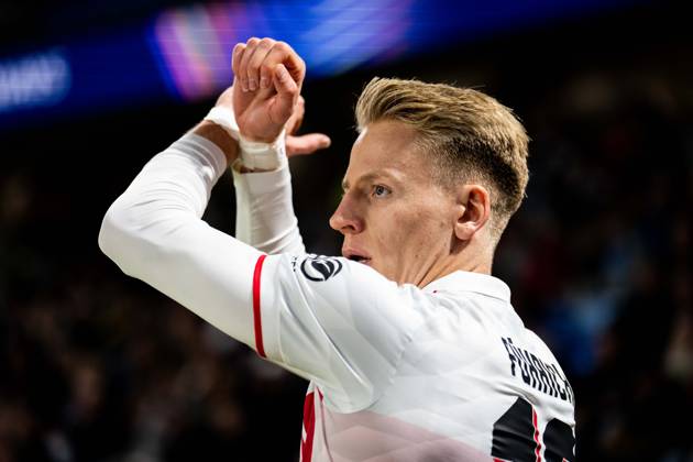14.10.2026: Champions League, 2. Spieltag, Å K Slovan Bratislava vs. VfB Stuttgart im Å tadion TehelnÃ pole NarodnÃ½ futbalovÃ½ Å¡tadion Chris Führich (VfB) beim Eckstoß mit Handzeichen WICHTIGER HINWEIS: Gemäß den Vorgaben des DFB und der DFL ist es untersagt, in dem Stadion und oder vom Spiel angefertigte Fotoaufnahmen in Form von Sequenzbildern und oder videoähnlichen Fotostrecken zu verwerten bzw. verwerten zu lassen. Copyright: xJordyxFourgonx