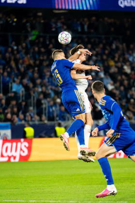 14.10.2026: Champions League, 2. Spieltag, Å K Slovan Bratislava vs. VfB Stuttgart im Å tadion TehelnÃ pole NarodnÃ½ futbalovÃ½ Å¡tadion Kenan BajriÄ‡ (Slovan) mit DÅ¾enan PejÄinoviÄ‡ (VfB) im Zweikampf Kopfballduell WICHTIGER HINWEIS: Gemäß den Vorgaben des DFB und der DFL ist es untersagt, in dem Stadion und oder vom Spiel angefertigte Fotoaufnahmen in Form von Sequenzbildern und oder videoähnlichen Fotostrecken zu verwerten bzw. verwerten zu lassen. Copyright: xJordyxFourgonx