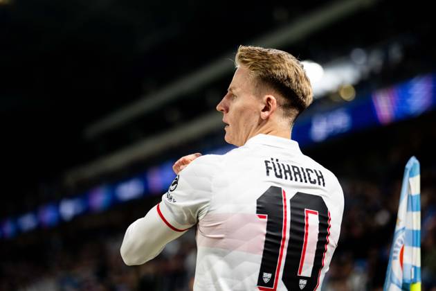 14.10.2026: Champions League, 2. Spieltag, Å K Slovan Bratislava vs. VfB Stuttgart im Å tadion TehelnÃ pole NarodnÃ½ futbalovÃ½ Å¡tadion Chris Führich (VfB) beim Eckstoß mit Handzeichen WICHTIGER HINWEIS: Gemäß den Vorgaben des DFB und der DFL ist es untersagt, in dem Stadion und oder vom Spiel angefertigte Fotoaufnahmen in Form von Sequenzbildern und oder videoähnlichen Fotostrecken zu verwerten bzw. verwerten zu lassen. Copyright: xJordyxFourgonx