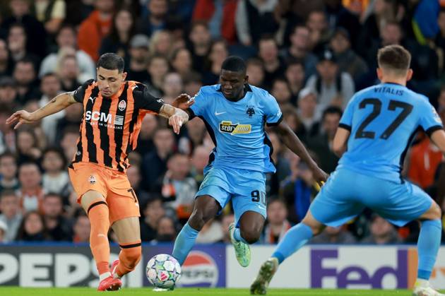 Newerton of Shakhtar Donetsk in action against Antonio Zini of AEK Athens Shakhtar Donetsk v AEK, UEFA Champions League, Football, Stamford Bridge, London, UK - 14 Oct 2026London Stamford Bridge United Kingdom  Copyright: xGeorgexTewkesbury Shutterstockx 17215606ca