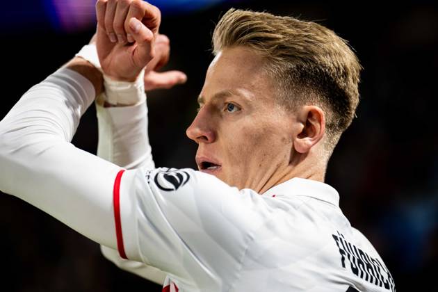 14.10.2026: Champions League, 2. Spieltag, Å K Slovan Bratislava vs. VfB Stuttgart im Å tadion TehelnÃ pole NarodnÃ½ futbalovÃ½ Å¡tadion Chris Führich (VfB) beim Eckstoß mit Handzeichen WICHTIGER HINWEIS: Gemäß den Vorgaben des DFB und der DFL ist es untersagt, in dem Stadion und oder vom Spiel angefertigte Fotoaufnahmen in Form von Sequenzbildern und oder videoähnlichen Fotostrecken zu verwerten bzw. verwerten zu lassen. Copyright: xJordyxFourgonx