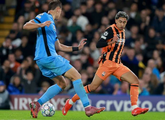 Isaque of Shakhtar Donetsk in action against Filipe Relvas of AEK Athens Shakhtar Donetsk v AEK, UEFA Champions League, Football, Stamford Bridge, London, UK - 14 Oct 2026London Stamford Bridge United Kingdom  Copyright: xGeorgexTewkesbury Shutterstockx 17215606cc