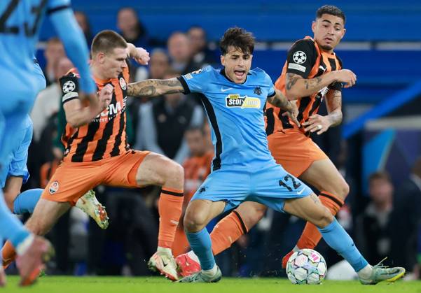Lazaros Rota of AEK Athens is fouled by Gleiker Mendoza of Shakhtar Donetsk Shakhtar Donetsk v AEK, UEFA Champions League, Football, Stamford Bridge, London, UK - 14 Oct 2026London Stamford Bridge United Kingdom  Copyright: xGeorgexTewkesbury Shutterstockx 17215606ct