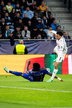 14.10.2026: Champions League, 2. Spieltag, Å K Slovan Bratislava vs. VfB Stuttgart im Å tadion TehelnÃ pole NarodnÃ½ futbalovÃ½ Å¡tadion Tackle, Grätsche von Sandro Cruz (Slovan) gegen Bilal El Khannouss (VfB) WICHTIGER HINWEIS: Gemäß den Vorgaben des DFB und der DFL ist es untersagt, in dem Stadion und oder vom Spiel angefertigte Fotoaufnahmen in Form von Sequenzbildern und oder videoähnlichen Fotostrecken zu verwerten bzw. verwerten zu lassen. Copyright: xJordyxFourgonx