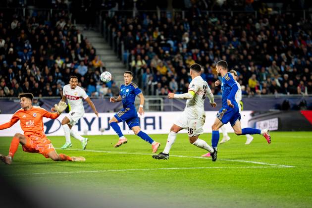 14.10.2026: Champions League, 2. Spieltag, Å K Slovan Bratislava vs. VfB Stuttgart im Å tadion TehelnÃ pole NarodnÃ½ futbalovÃ½ Å¡tadion Deniz Undav (VfB) flankt rein WICHTIGER HINWEIS: Gemäß den Vorgaben des DFB und der DFL ist es untersagt, in dem Stadion und oder vom Spiel angefertigte Fotoaufnahmen in Form von Sequenzbildern und oder videoähnlichen Fotostrecken zu verwerten bzw. verwerten zu lassen. Copyright: xJordyxFourgonx