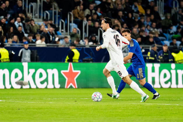 14.10.2026: Champions League, 2. Spieltag, Å K Slovan Bratislava vs. VfB Stuttgart im Å tadion Tehelnà pole Narodný futbalový Å¡tadion Atakan Karazor (VfB) am Ball WICHTIGER HINWEIS: Gemäß den Vorgaben des DFB und der DFL ist es untersagt, in dem Stadion und oder vom Spiel angefertigte Fotoaufnahmen in Form von Sequenzbildern und oder videoähnlichen Fotostrecken zu verwerten bzw. verwerten zu lassen. Copyright: xJordyxFourgonx