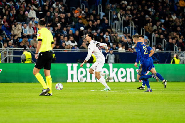 14.10.2026: Champions League, 2. Spieltag, Å K Slovan Bratislava vs. VfB Stuttgart im Å tadion Tehelnà pole Narodný futbalový Å¡tadion Atakan Karazor (VfB) am Ball WICHTIGER HINWEIS: Gemäß den Vorgaben des DFB und der DFL ist es untersagt, in dem Stadion und oder vom Spiel angefertigte Fotoaufnahmen in Form von Sequenzbildern und oder videoähnlichen Fotostrecken zu verwerten bzw. verwerten zu lassen. Copyright: xJordyxFourgonx