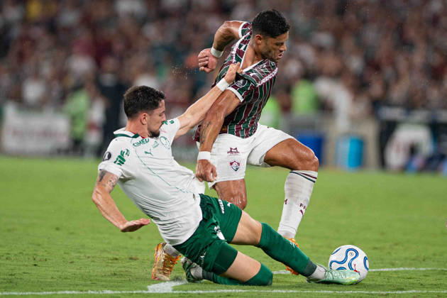 RIO DE JANEIRO, BRAZIL - OCTOBER 14: Hulk of Fluminense (R) and Joaquín Piquerez of Palmeiras (L) fight for possession during a Copa CONMEBOL Libertadores semi-final first leg match between Fluminense and Palmeiras at Maracana Stadium on October 14, 2026 in Rio de Janeiro, Brazil (Photo by Riquelve Nata Sports Press Photo SPP) Copyright: xSportsxPressxPhotox Sportspressphoto_SPR256625