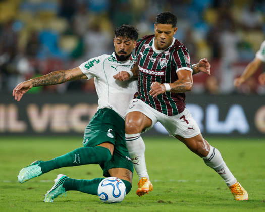 Soccer - Copa CONMEBOL Libertadores - Fluminense v Palmeiras RIO DE JANEIRO, BRAZIL - OCTOBER 14: HULK of Fluminense battles for possession with ALEXANDER BARBOZA during the Copa CONMEBOL Libertadores semi-final first leg match between Fluminense and Palmeiras at Maracana Stadium on October 14, 2026 in Rio de Janeiro, Brazil. Rio de Janeiro Maracana Stadium Brazil Copyright: xRuanoxCarneiroxRuanoxCarneirox