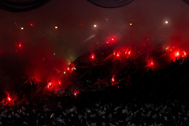 Fluminense v Palmeiras - Copa Libertadores 2026 RIO DE JANEIRO, BRAZIL - OCTOBER 14: Fluminense supporters cheer before the CONMEBOL Libertadores semifinal first-leg match between Fluminense and Palmeiras at Maracana Stadium on October 14, 2026 in Rio de Janeiro, Brazil. Copyright: xRPxFotoPressxCrizamxFrancax