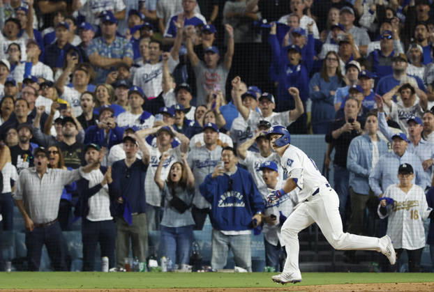 Los Angeles Dodger Will Smith (16) hits two-rbi double against the Milwaukee Brewers in the sixth inning of the MLB, Baseball Herren, USA National League Championship Series playoffs at Dodger Stadium in Los Angeles, California, on Wednesday, October 14, 2026.  LAP20261014717 CAROLINExBREHMAN