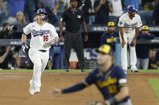 Los Angeles Dodger Will Smith (16) runs the bases after hitting a two-rbi double against the Milwaukee Brewers in the sixth inning of the MLB, Baseball Herren, USA National League Championship Series playoffs at Dodger Stadium in Los Angeles, California, on Wednesday, October 14, 2026.  LAP20261014719 CAROLINExBREHMAN
