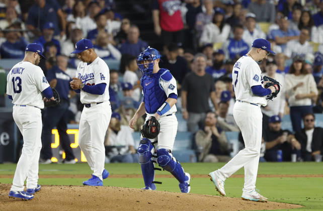 Los Angeles Dodgers pitcher Blake Snell (7) is taken out of the game after giving up three runs to the Milwaukee Brewers in the seventh inning of the MLB, Baseball Herren, USA National League Championship Series playoffs at Dodger Stadium in Los Angeles, California, on Wednesday, October 14, 2026.  LAP20261014733 CAROLINExBREHMAN