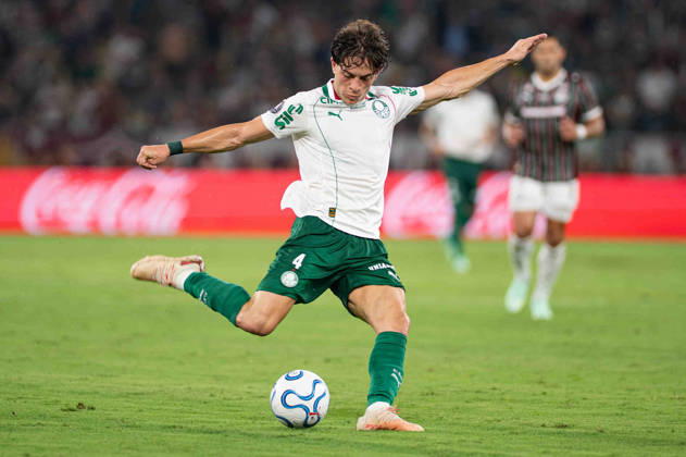 RIO DE JANEIRO, BRAZIL - OCTOBER 14: Agustín Giay of Palmeiras kicks the ball during a Copa CONMEBOL Libertadores semi-final first leg match between Fluminense and Palmeiras at Maracana Stadium on October 14, 2026 in Rio de Janeiro, Brazil (Photo by Riquelve Nata Sports Press Photo SPP) Copyright: xSportsxPressxPhotox Sportspressphoto_SPR256768