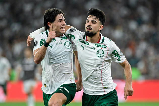 RIO DE JANEIRO, BRAZIL - OCTOBER 14: Jose Manuel Lopez of Palmeiras (R) celebrates after scoring the team s first goal with Agustin Giay of Palmeiras (L) during the Copa CONMEBOL Libertadores 2026 match between Fluminense and Palmeiras at Maracana on October 14, 2026 in Rio de Janeiro, Brazil (Photo by Andre Ricardo Sports Press Photo SPP) Copyright: xSportsxPressxPhotox Sportspressphoto_SPR256778