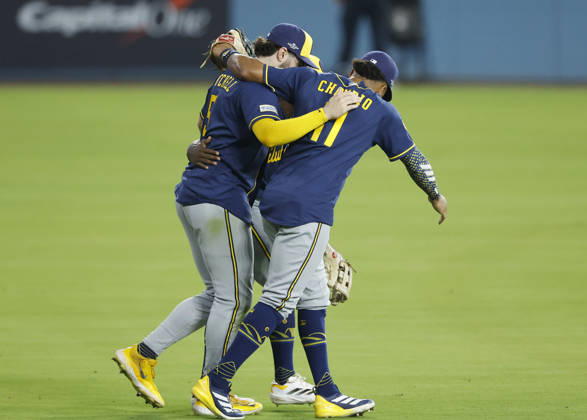 Milwaukee Brewers outfielders Garrett Mitchell (5), Jackson Chourio (11) and Luis Lara (18) celebrate after the Brewers defeated the Los Angeles Dodgers 6-2 in game three of the MLB, Baseball Herren, USA National League Championship Series playoffs at Dodger Stadium in Los Angeles, California, on Wednesday, October 14, 2026. The Brewers have a 3-0 lead in the best-of-seven series.  LAP20261014747 CAROLINExBREHMAN