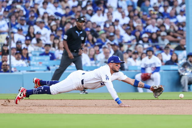 MLB, Baseball Herren, USA NLCS Game 3 - Los Angeles Dodgers vs Milwaukee Brewers Dodgers infielder Miguel Rojas (72) dives for a ball in the first inning of game 3 of the National League Championship Series between the Los Angeles Dodgers and the Milwaukee Brewers at Uniqlo Field in Dodger Stadium in Los Angeles, California, USA, 14 October 2026. LOS ANGELES CALIFORNIA United States  Copyright: xCHRISxTORRESx