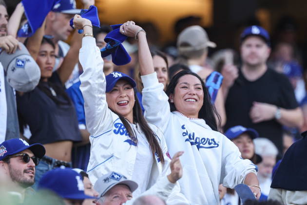 MLB, Baseball Herren, USA NLCS Game 3 - Los Angeles Dodgers vs Milwaukee Brewers Dodgers fans cheer after the first inning of game 3 of the National League Championship Series between the Los Angeles Dodgers and the Milwaukee Brewers at Uniqlo Field in Dodger Stadium in Los Angeles, California, USA, 14 October 2026. LOS ANGELES CALIFORNIA United States  Copyright: xCHRISxTORRESx