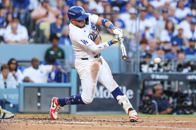 MLB, Baseball Herren, USA NLCS Game 3 - Los Angeles Dodgers vs Milwaukee Brewers Dodgers infielder Miguel Rojas (72) gets a hit in the second inning of game 3 of the National League Championship Series between the Los Angeles Dodgers and the Milwaukee Brewers at Uniqlo Field in Dodger Stadium in Los Angeles, California, USA, 14 October 2026. LOS ANGELES CALIFORNIA United States  Copyright: xCHRISxTORRESx