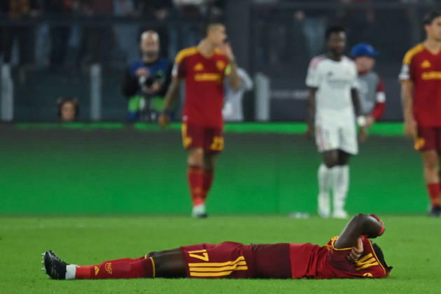2026,Roma-Real Madrid Manu Kone of Roma leaves the field after injury during the Champions League match Championship phase Matchday 2 Roma-Real Madrid at the Stadio Olimpico. Rome (Italy), October 14, 2026Imago-Images Emmefoto Copyright: xImago-Images Emmefotox