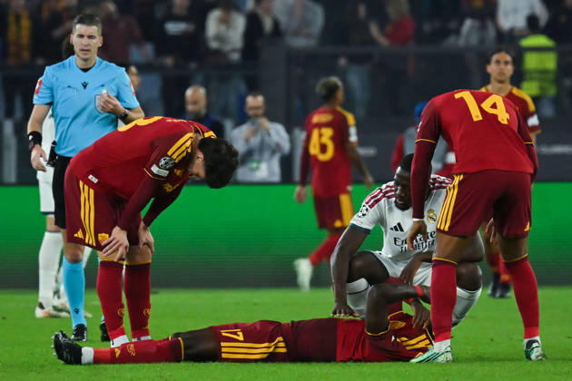 SOCCER - UEFA Champions League - AS Roma vs. Real Madrid Photo by IPA ABACAPRESS.COM89702554 - Manu Kone of Roma leaves the field after suffering an injury during the Champions League group stage Matchday 2 game between Roma and Real Madrid at the Stadio Olimpico. Rome (Italy), October 14, 2026 Mattia Vian Rome Italy  Copyright: xIPAxSport ABACAx