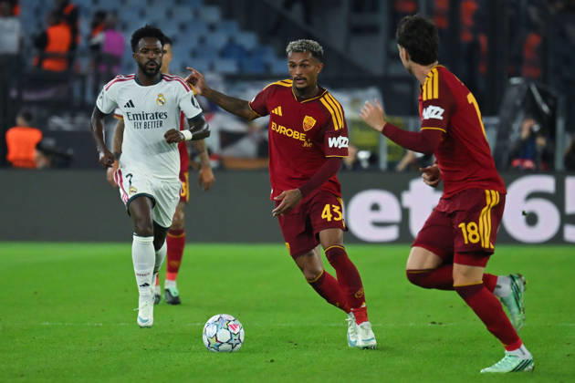 IPA89702937 - Vinicius Junior of Real Madrid and Wesley Franca of Roma during the Champions League group stage Matchday 2 game between Roma and Real Madrid at the Stadio Olimpico. Rome (Italy), October 14, 2026 Mattia Vian  Copyright: xMattiaxVian IPAxSportx xx IPA89702937 IPA89702937