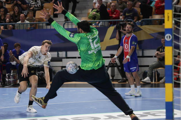 (261015) -- CELJE, Oct. 15, 2026 -- Zan Kovac (L) of RK Celje Pivovarna Lasko scores during the European Handball Federation (EHF) Champions League match between RK Celje Pivovarna Lasko and Paris Saint-Germain at Zlatorog Sports Hall in Celje, Slovenia, Oct.14, 2026. (Photo by Xinhua) (SP)SLOVENIA-CELJE-HANDBALL-EHF CHAMPIONS LEAGUE-RK CELJE PIVOVARNA LASKO VS PARIS SAINT-GERMAIN ZeljkoxStevanic 
