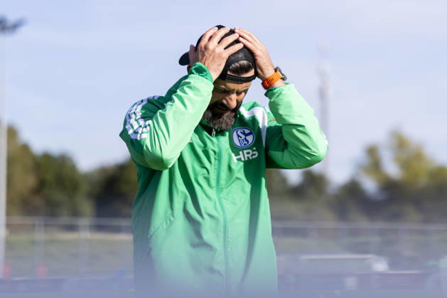 15.10.2026, Fussball, Training des FC Schalke 04. Trainer Miron Muslic (FC Schalke 04) fasst sich an den Kopf. Gelsenkirchen Trainingsgelände FC Schalke 04 NRW Deutschland xRHR-FOTO YYx Copyright: RHR-FOTOx RHR-FOTO YY