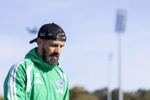 15.10.2026, Fussball, Training des FC Schalke 04. Trainer Miron Muslic (FC Schalke 04) mit versenktem Kopf. Gelsenkirchen Trainingsgelände FC Schalke 04 NRW Deutschland xRHR-FOTO YYx Copyright: RHR-FOTOx RHR-FOTO YY