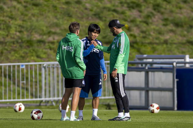 15.10.2026, Fussball, Training des FC Schalke 04. v. l. Satoshi Tanaka (FC Schalke 04), Trainer Miron Muslic (FC Schalke 04). Gelsenkirchen Trainingsgelände FC Schalke 04 NRW Deutschland xRHR-FOTO YYx Copyright: RHR-FOTOx RHR-FOTO YY