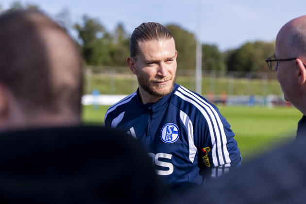 15.10.2026, Fussball, Training des FC Schalke 04. Medienrunde mit Torwart Loris Karius (FC Schalke 04). Gelsenkirchen Trainingsgelände FC Schalke 04 NRW Deutschland xRHR-FOTO YYx Copyright: RHR-FOTOx RHR-FOTO YY