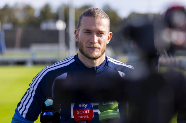 15.10.2026, Fussball, Training des FC Schalke 04. Medienrunde mit Torwart Loris Karius (FC Schalke 04). Gelsenkirchen Trainingsgelände FC Schalke 04 NRW Deutschland xRHR-FOTO YYx Copyright: RHR-FOTOx RHR-FOTO YY