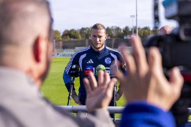 15.10.2026, Fussball, Training des FC Schalke 04. Medienrunde mit Torwart Loris Karius (FC Schalke 04). Gelsenkirchen Trainingsgelände FC Schalke 04 NRW Deutschland xRHR-FOTO YYx Copyright: RHR-FOTOx RHR-FOTO YY